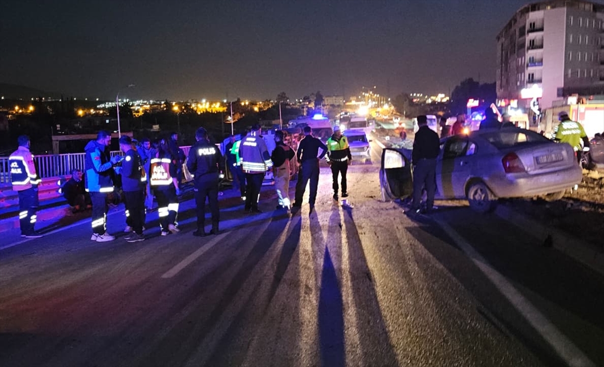 Hatay'da otomobil ile minibüsün çarpıştığı kazada 11 kişi yaralandı