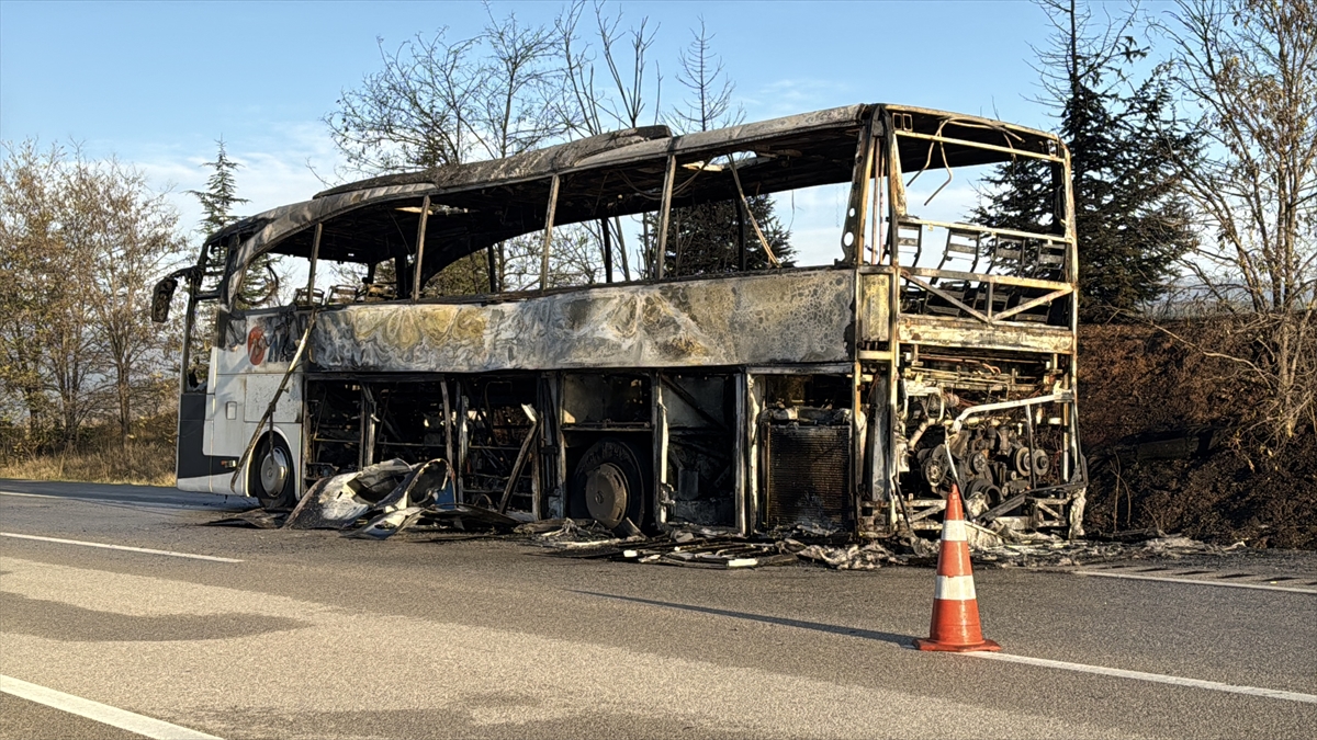 Karabük'te seyir halindeki yolcu otobüsü yandı