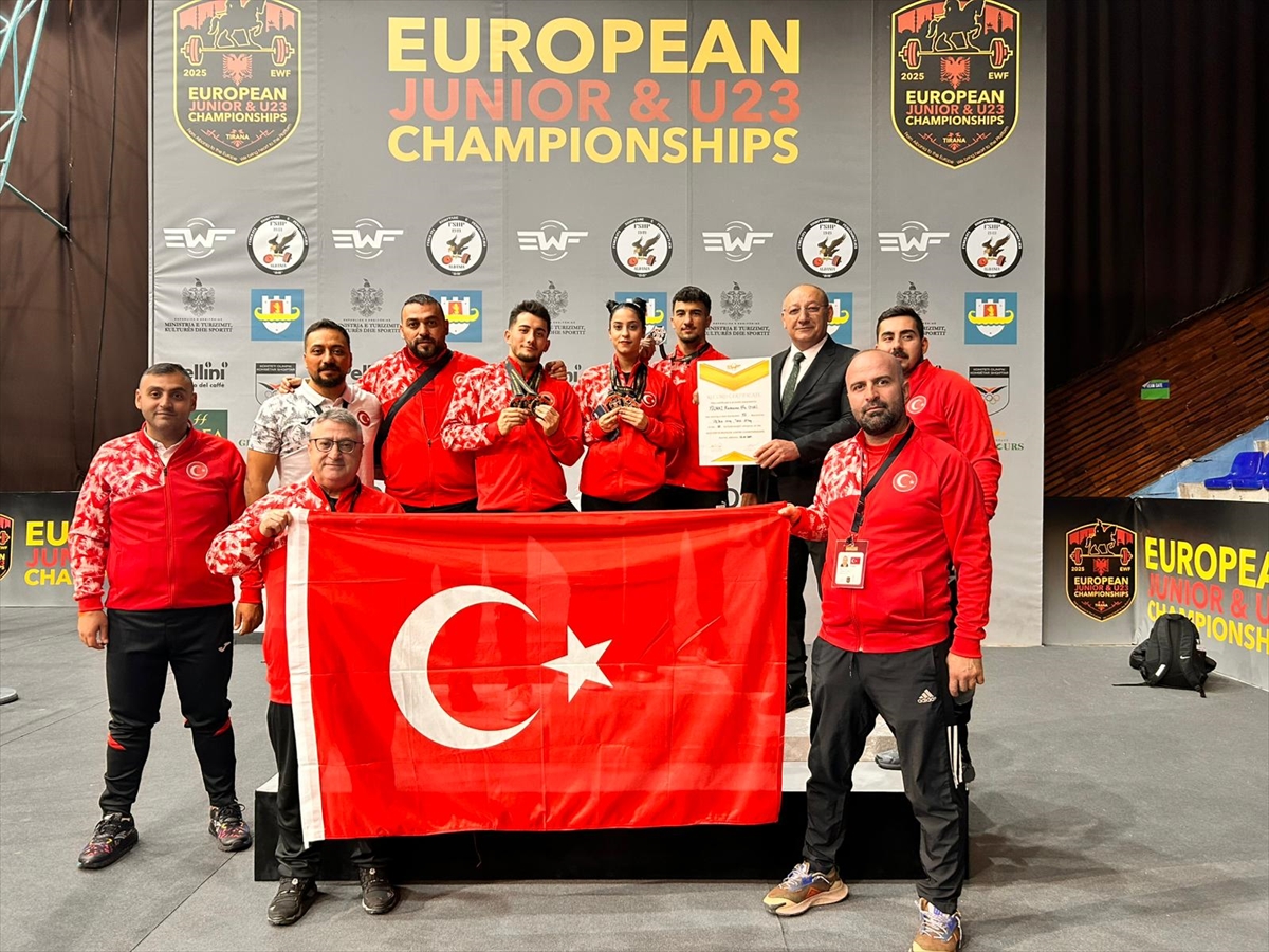 Genç milli halterciler Avrupa'nın zirvesinde