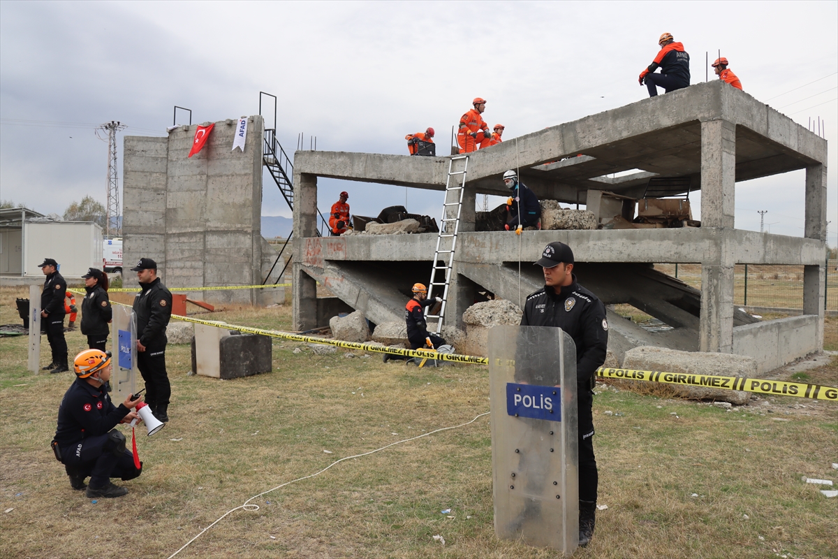 Erzincan'da 6,4 büyüklüğünde deprem tatbikatı yapıldı