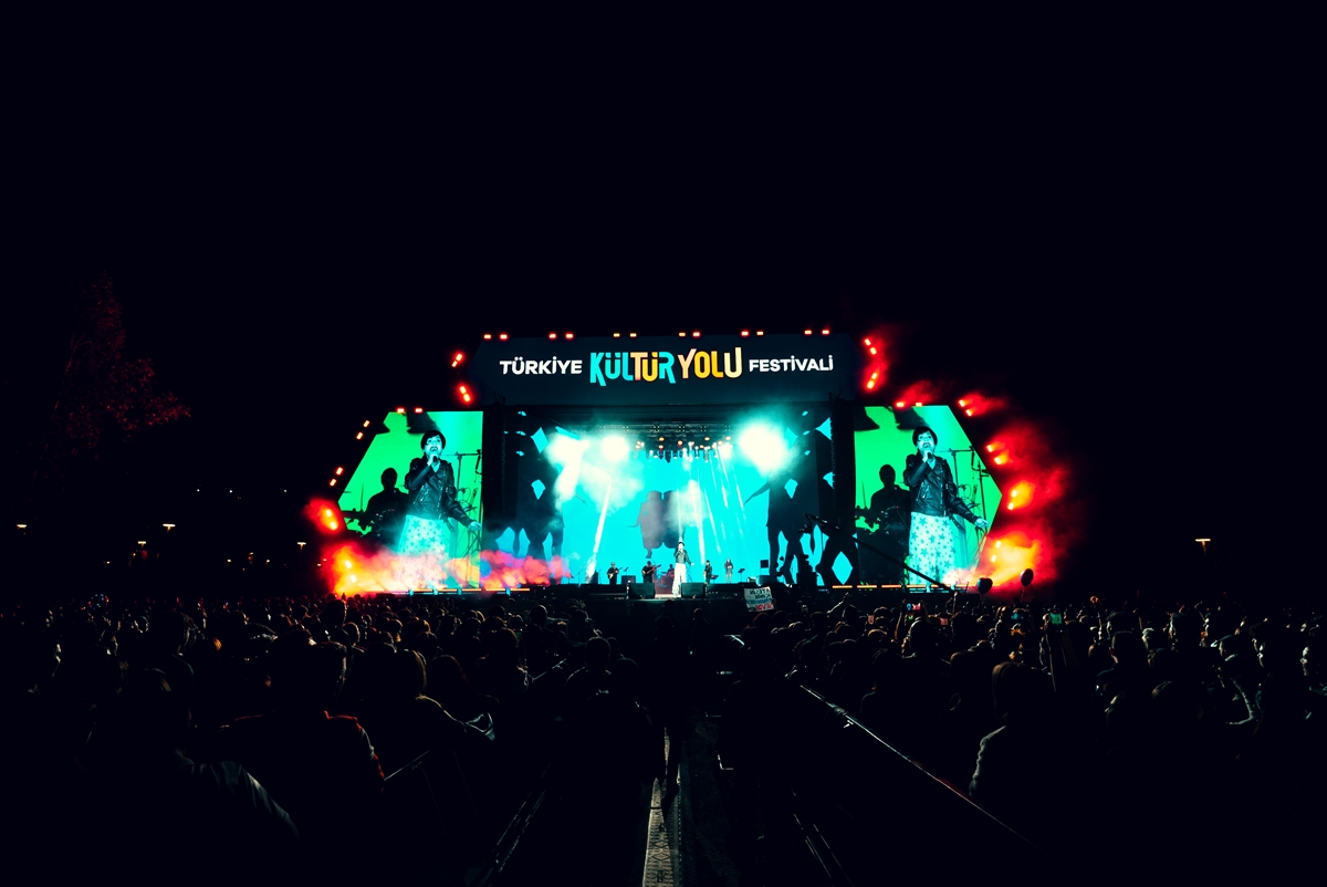 Şarkıcı Aydilge, Antalya Kültür Yolu Festivali'nde konser verdi