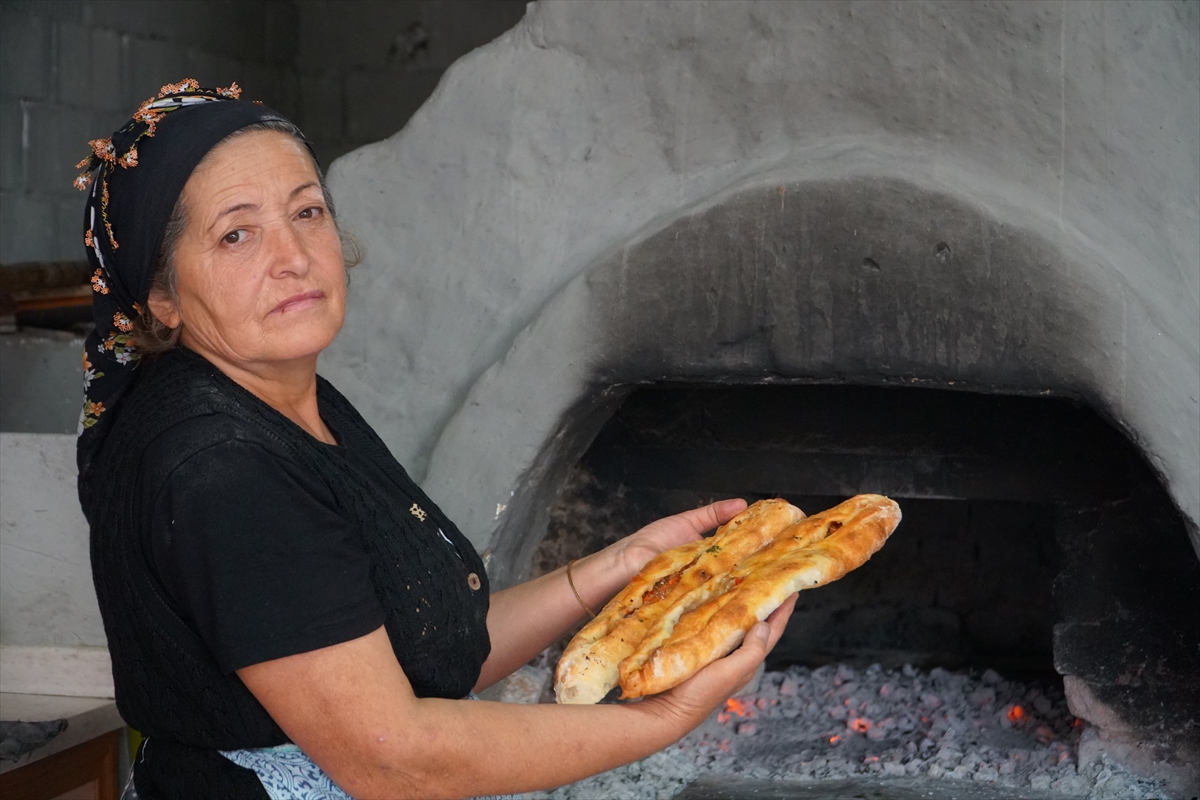 Çorum'da köylüler pidelerini taş fırınlarda pişirme geleneğini sürdürüyor
