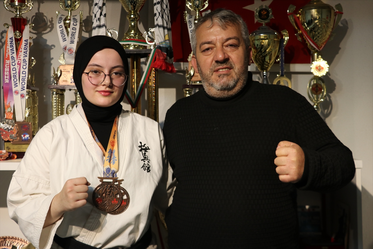 Babası öğretiyor karateci kızı madalyalar kazanıyor