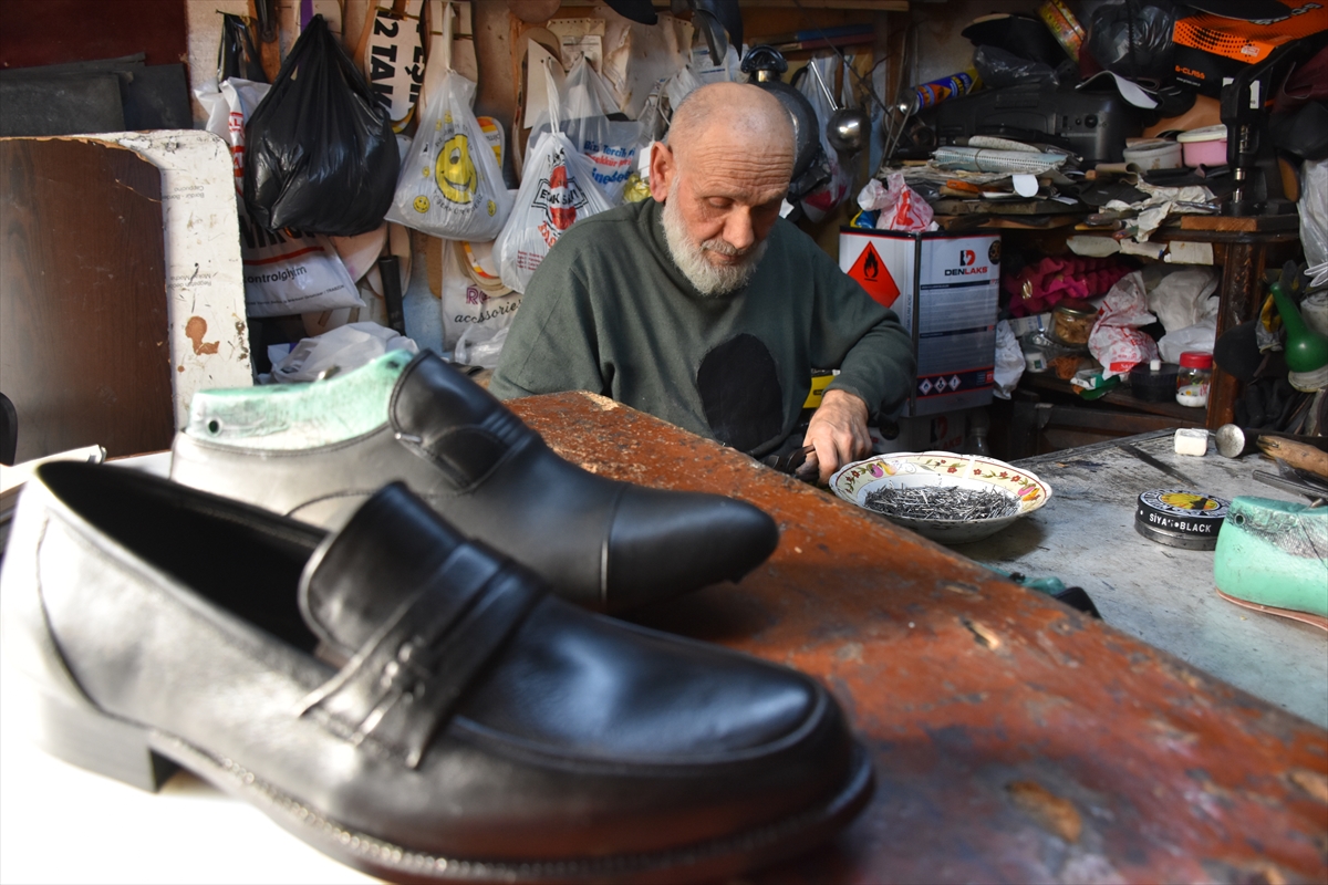 Trabzonlu usta 60 yıldır el emeğiyle deri ayakkabı imal ediyor