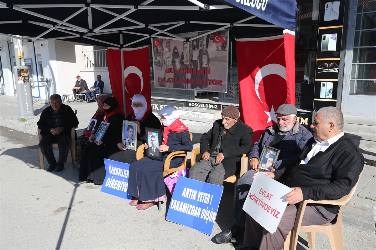 Muş'ta evlatlarına kavuşmak isteyen aileler, DEM Parti önündeki eylemlerini sürdürdü