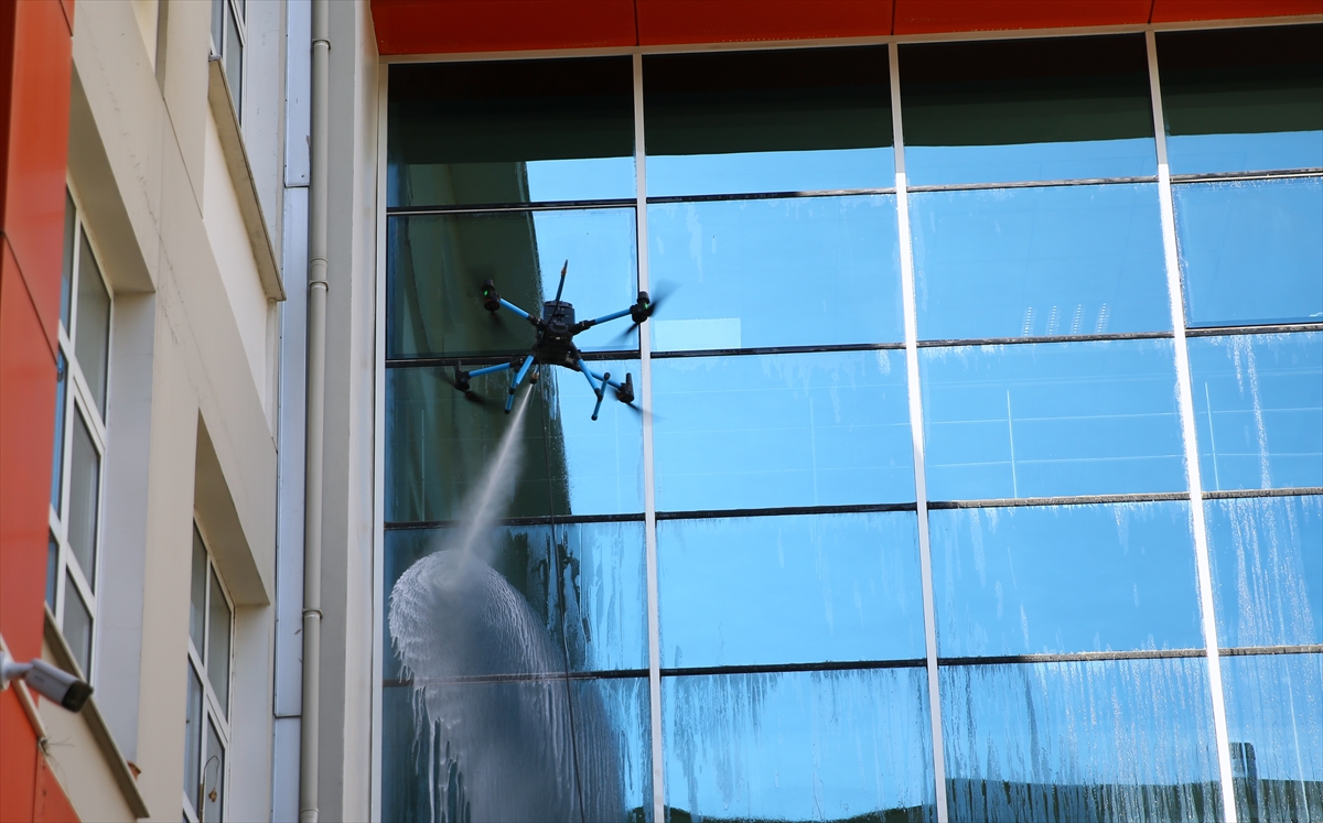 Binaların dış cephe temizliği dronla güvenli hale geliyor