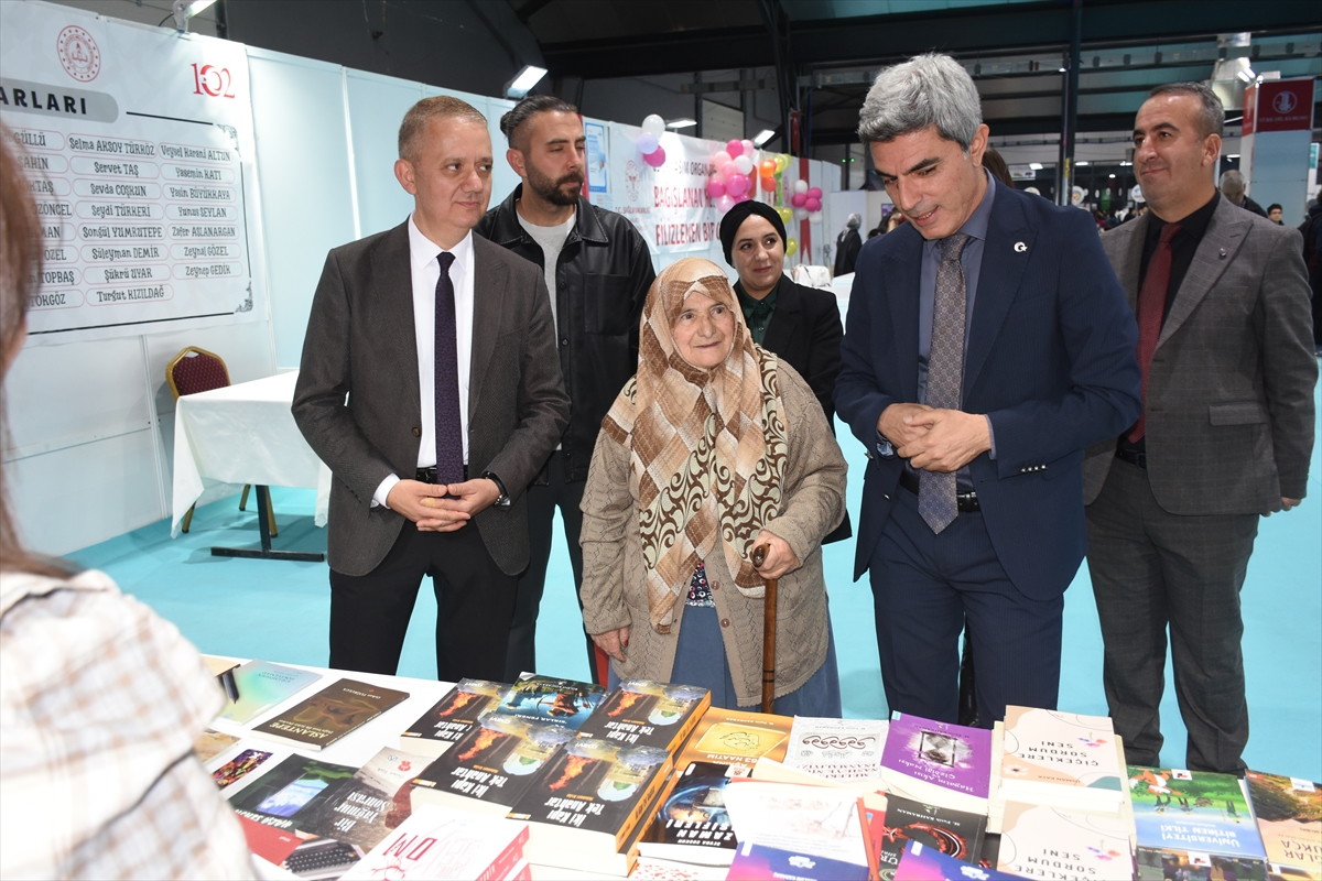 Malatya'da 88 yaşında okuma yazma öğrenen Emine Genç, kitap fuarının onur konuğu oldu