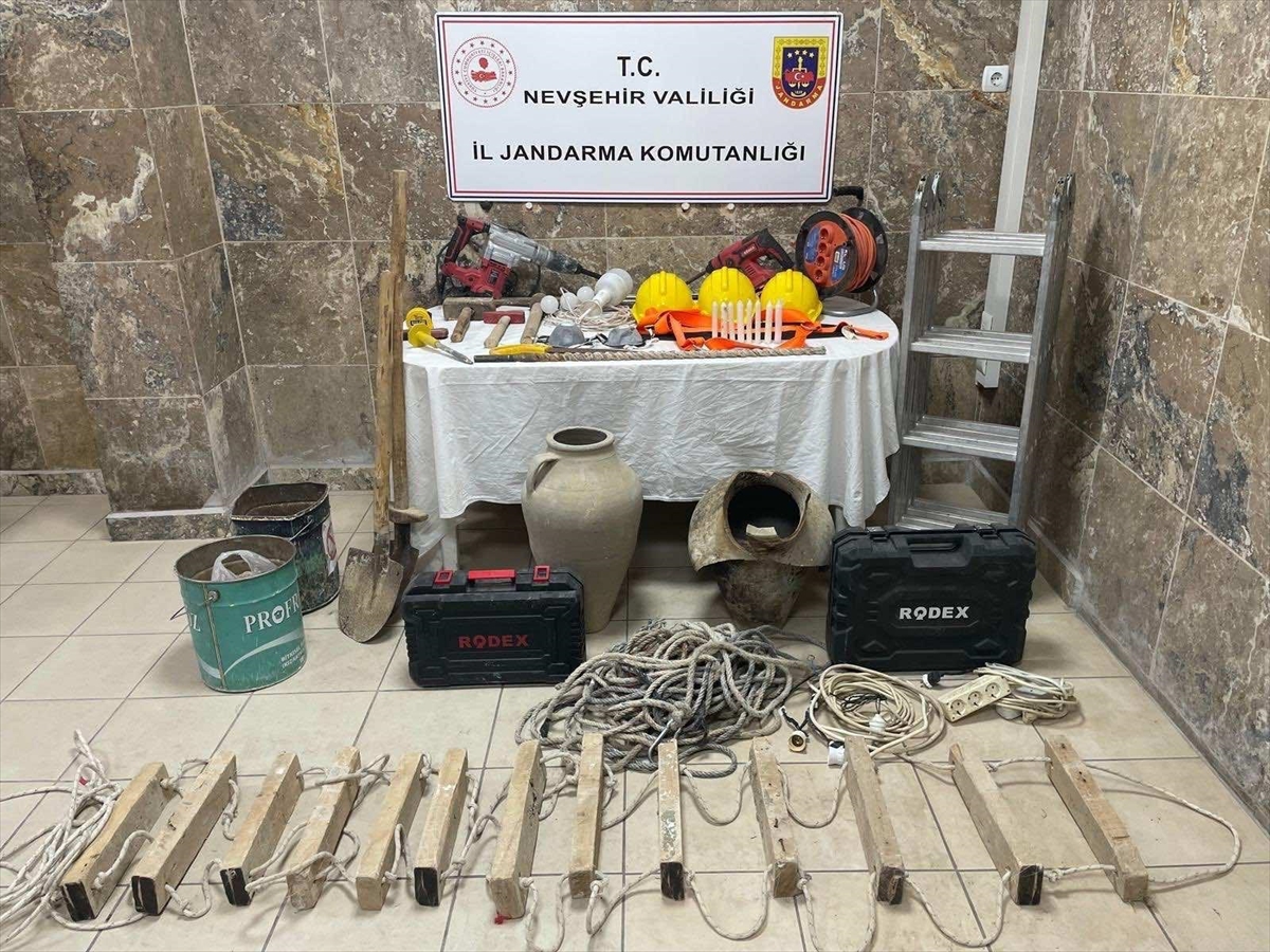 Nevşehir'de kaçak kazı yapan 3 zanlı suçüstü yakalandı