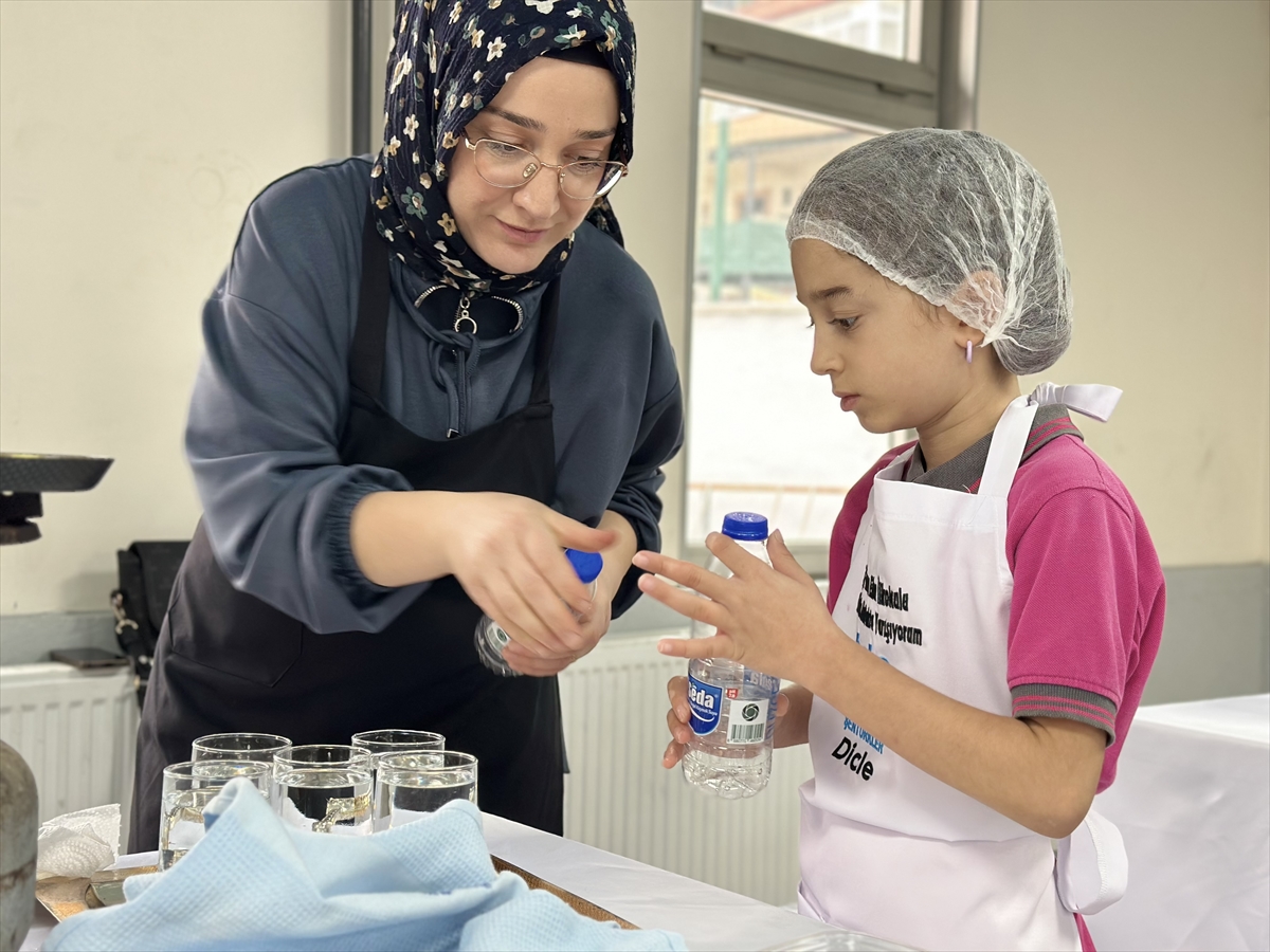 Düzce'de ilkokul öğrencileri ve anneleri, sağlıklı besin yarışmasında hünerlerini sergiledi