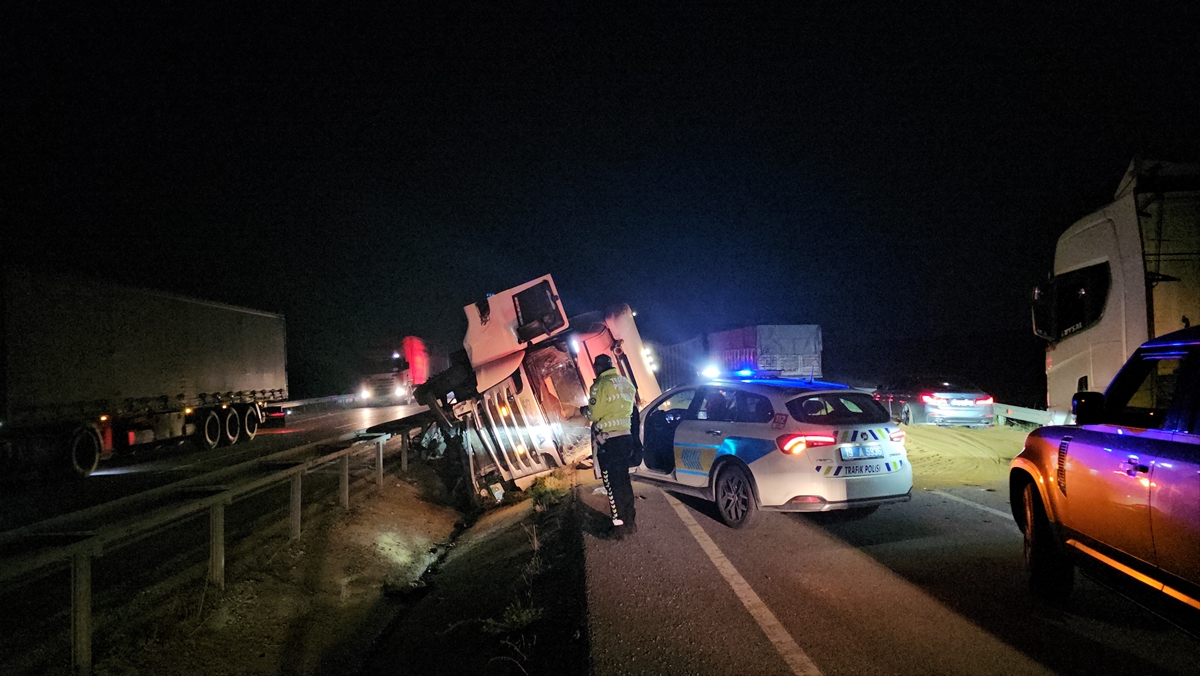 Çorum'da devrilen tırın sürücüsü yaralandı