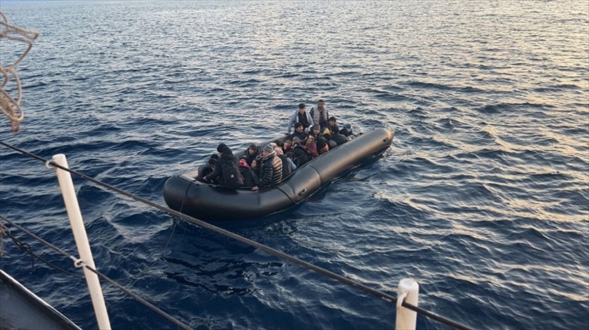 İzmir açıklarında 90 düzensiz göçmen yakalandı