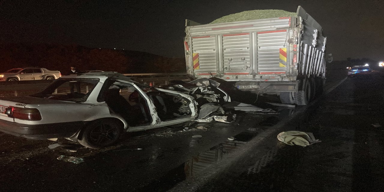 Gaziantep’te kamyonla otomobil çarpıştı: Aynı aileden 3 kişi yaşamını yitirdi