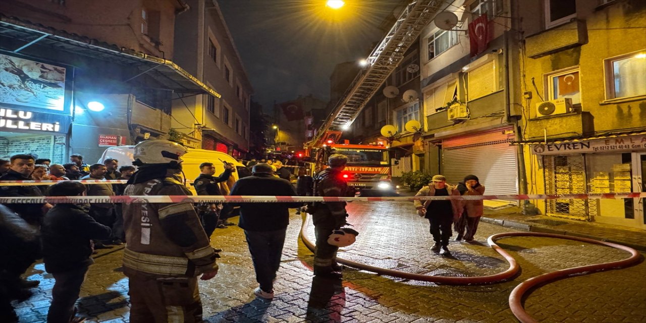 Fatih’te 3 katlı binanın çatısında çıkan yangın söndürüldü