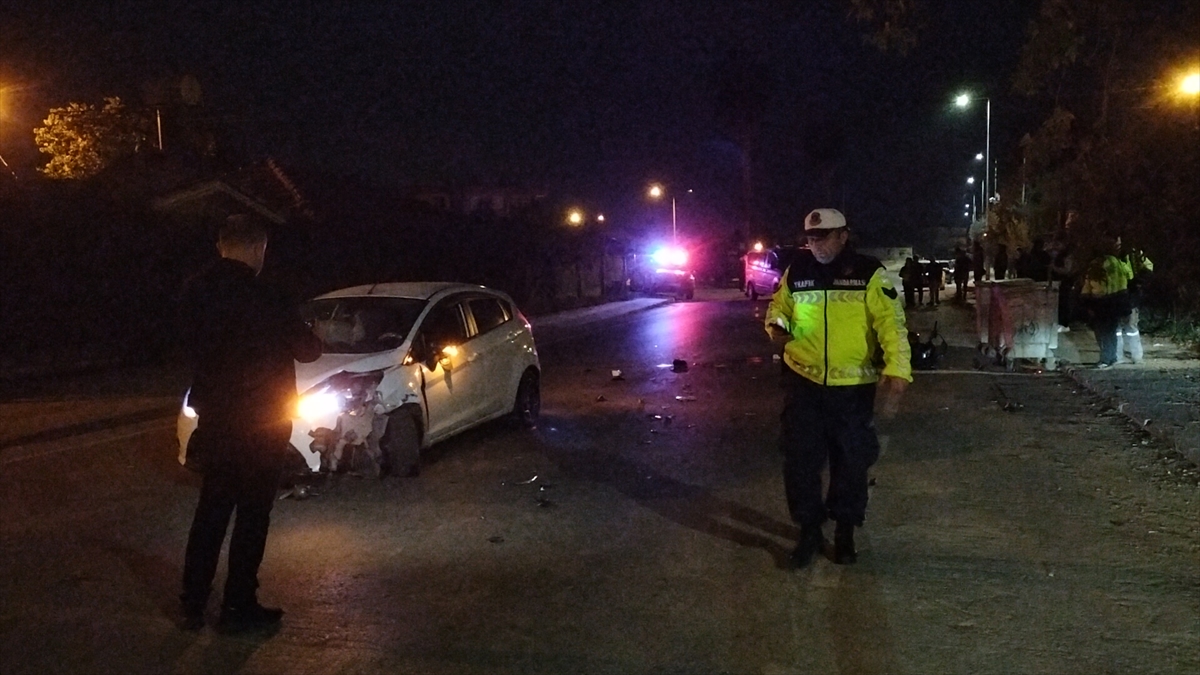 Antalya'da otomobille çarpışan motosikletteki 2 kişi yaralandı