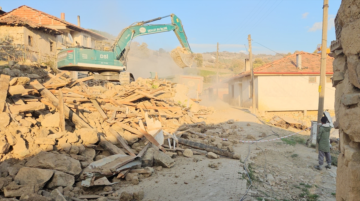 Sındırgı'da ağır hasarlı yapıların yıkımı sürüyor