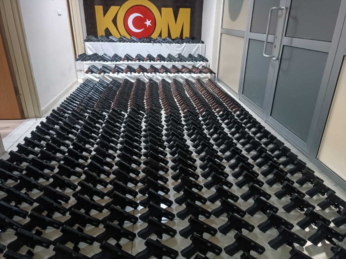 Silah kaçakçılığı yapan şebeke, 11 aylık çalışmayla çökertilmiş