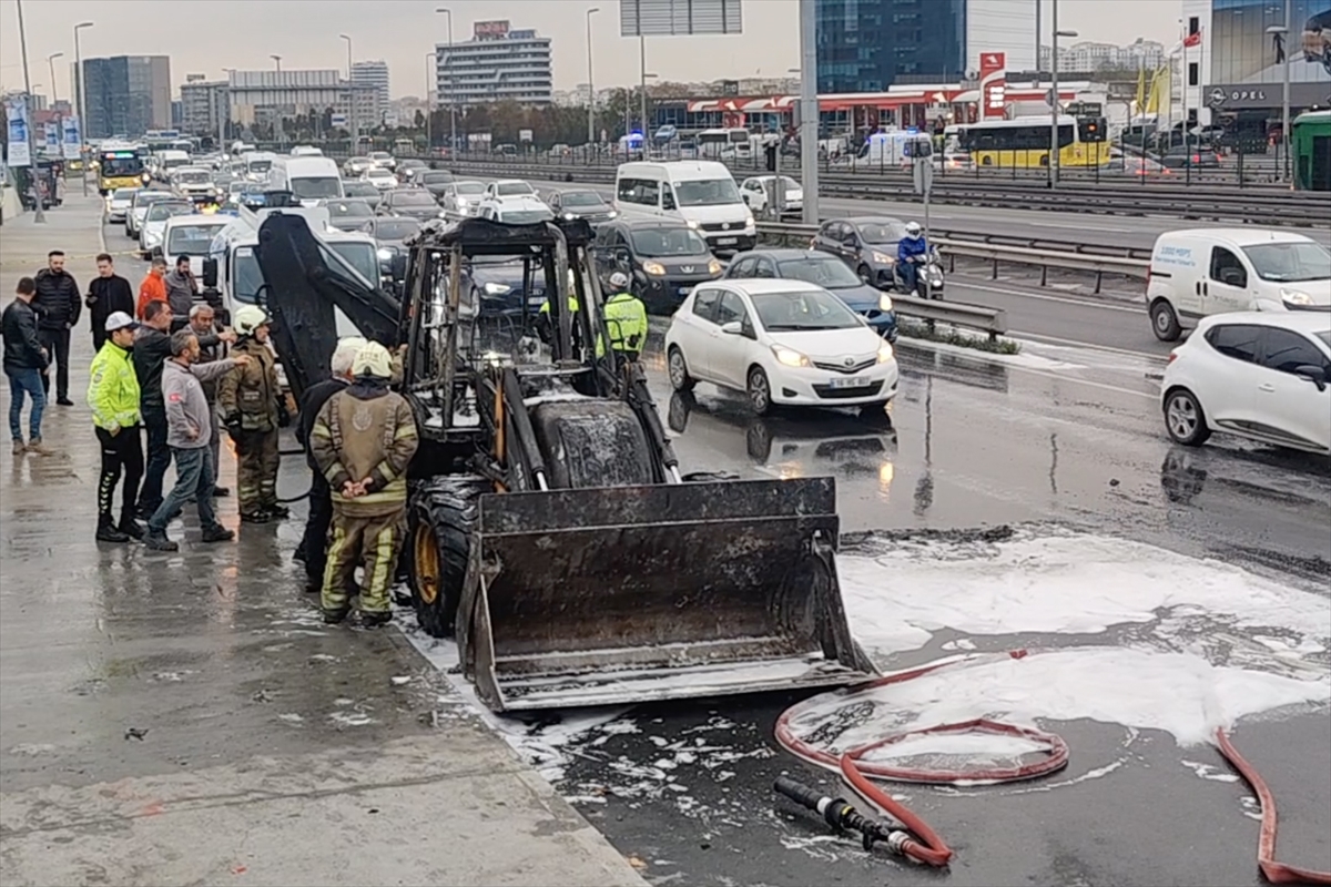 Zeytinburnu'nda iş makinesinde çıkan yangın söndürüldü