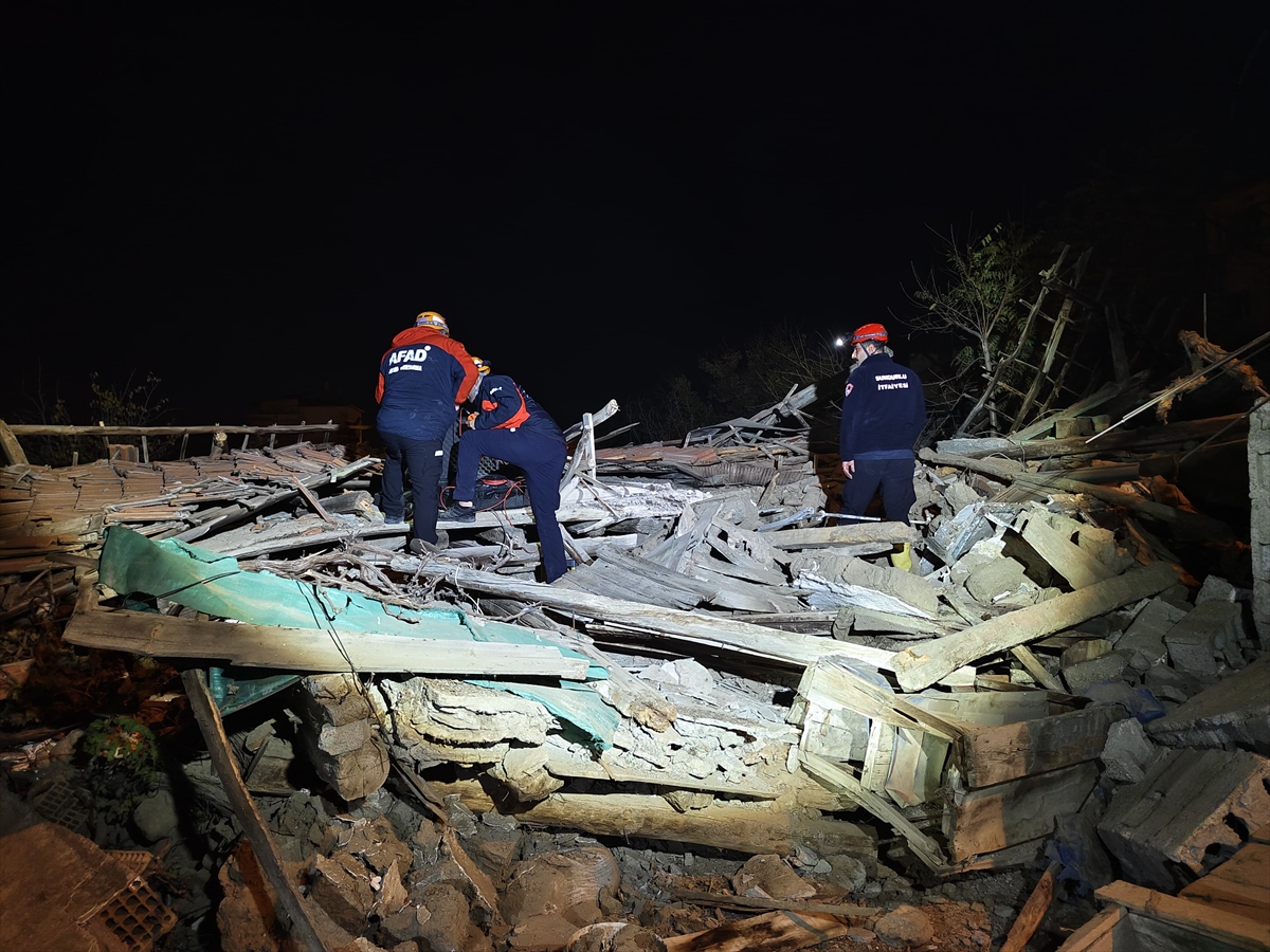 Çorum'da iki katlı metruk bina çöktü