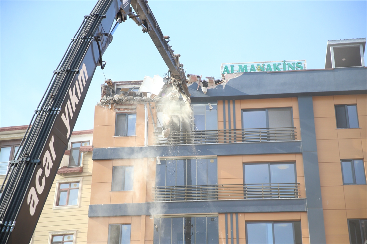 Ordu'da temel kazısı sırasında hasar oluşan binanın yıkımına başlandı