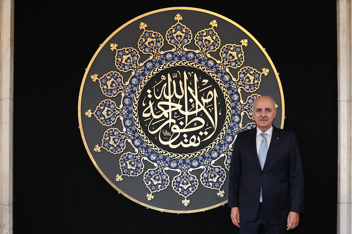 TBMM Başkanı Kurtulmuş, Meclis'teki "Hilalin Işığında" sergisini gezdi