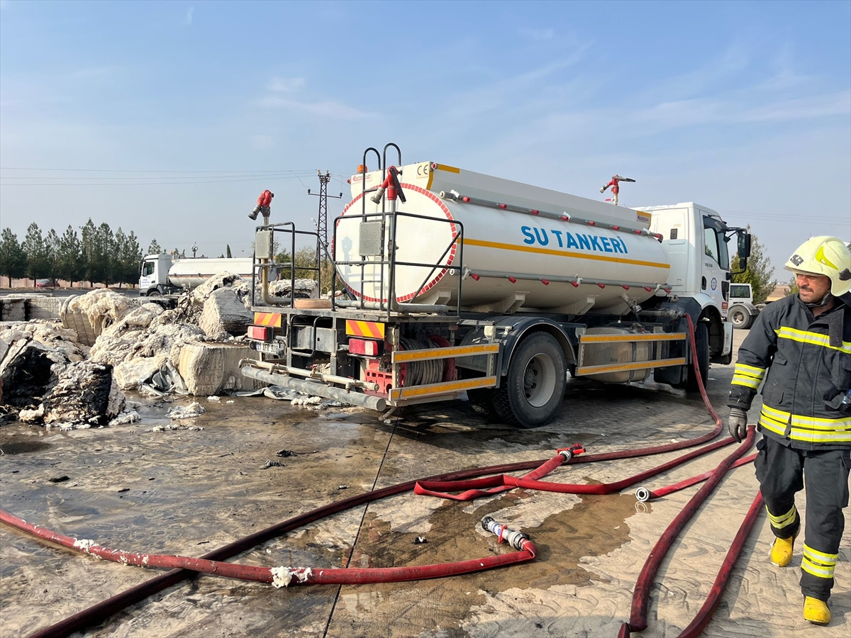 Diyarbakır'da pamuk yüklü tırda çıkan yangın söndürüldü