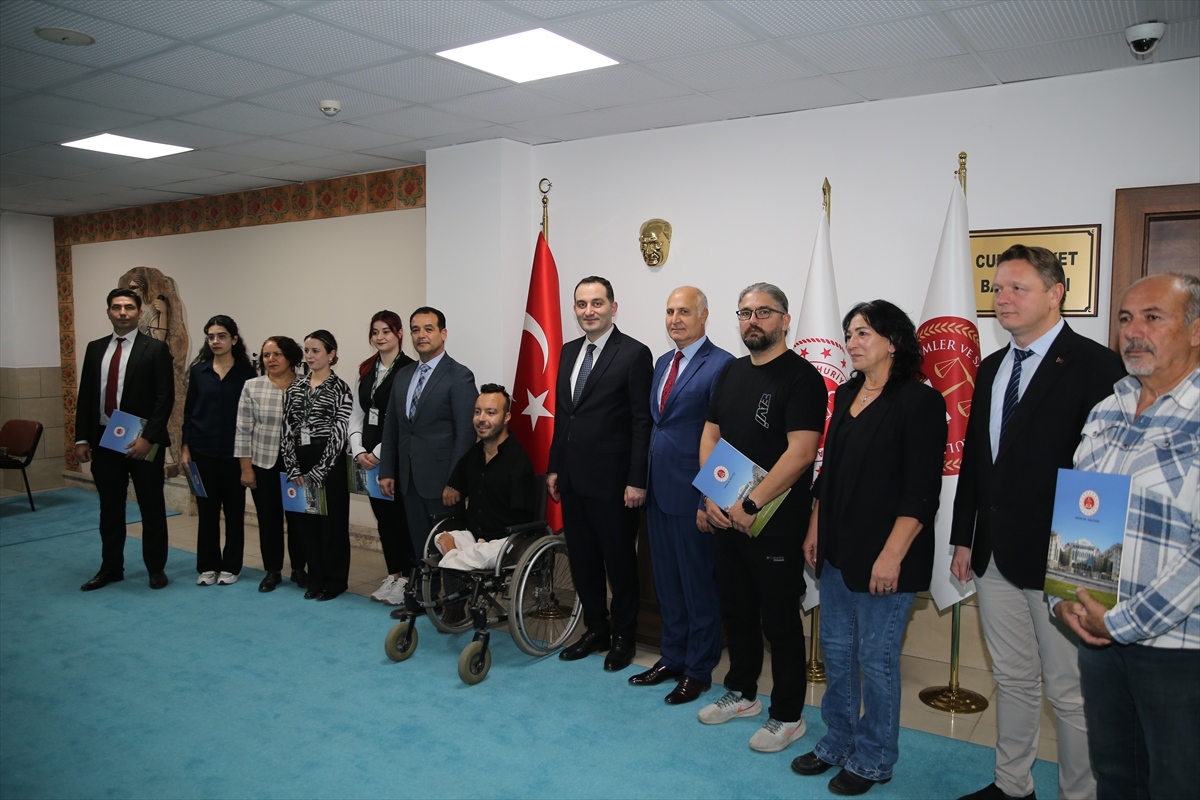 Antalya'da denetimli serbestlik hizmetlerine destek olan 11 gönüllüye sertifika verildi