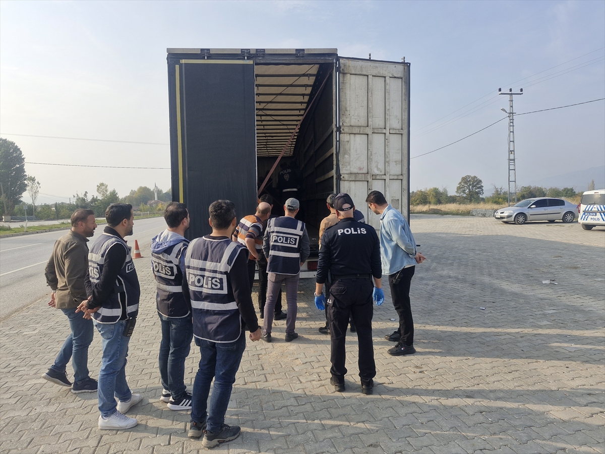 Tokat'ta tırda 11 düzensiz göçmen yakalandı