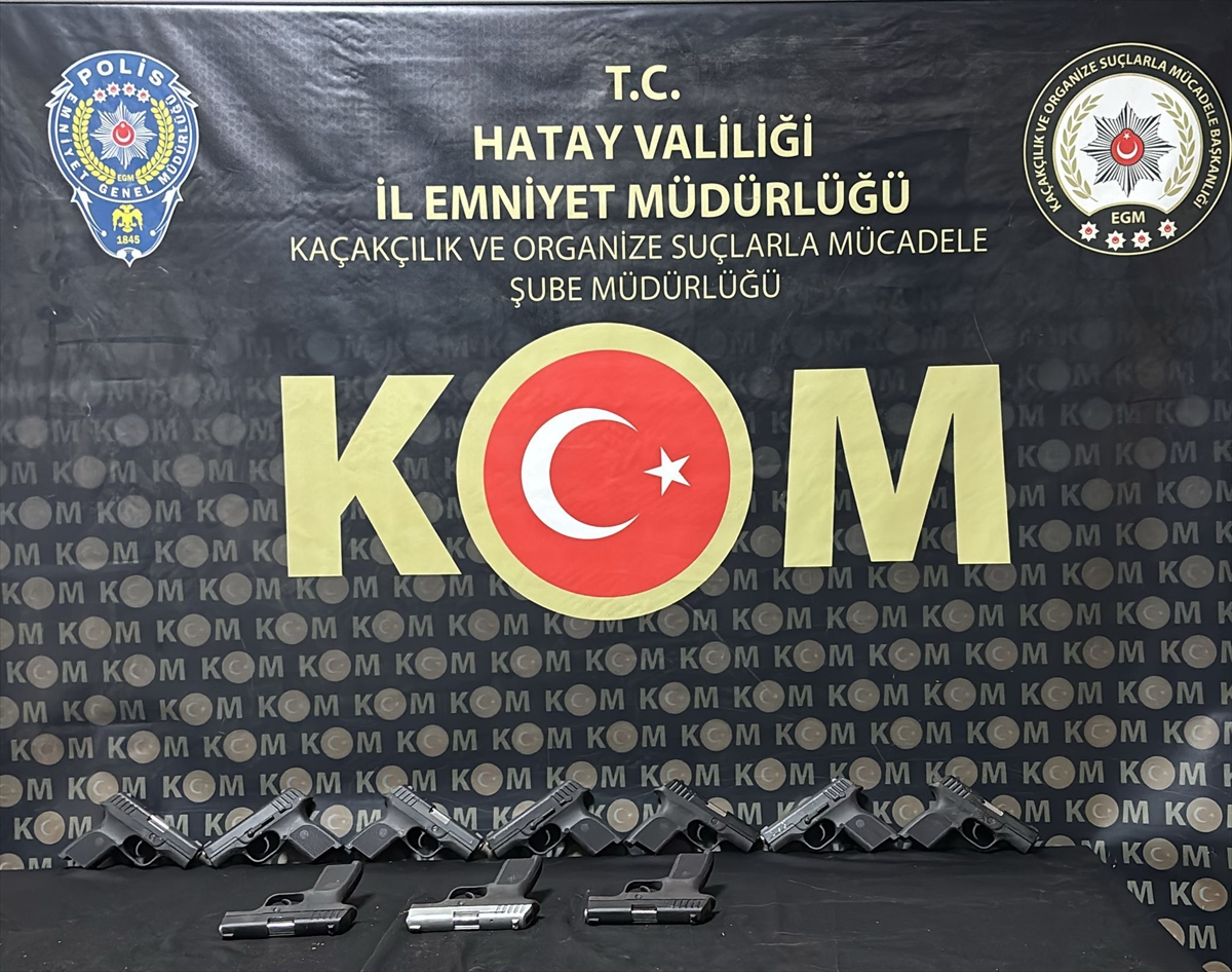 Hatay'da 10 ruhsatsız tabanca bulunan otomobildeki 2 zanlı tutuklandı