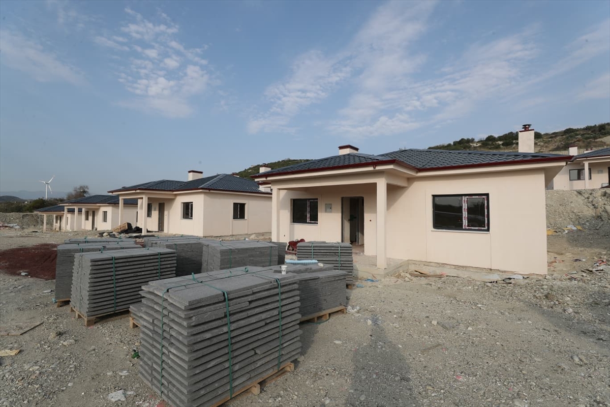 Hatay Yayladağı'nda kırsal deprem konutlarının yapımı sürüyor