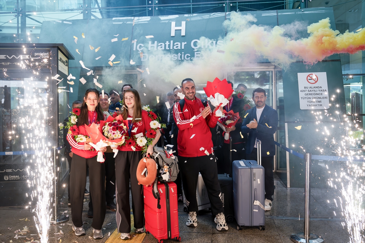 Dünya şampiyonu milli tekvandocular, Ankara'da çiçeklerle karşılandı