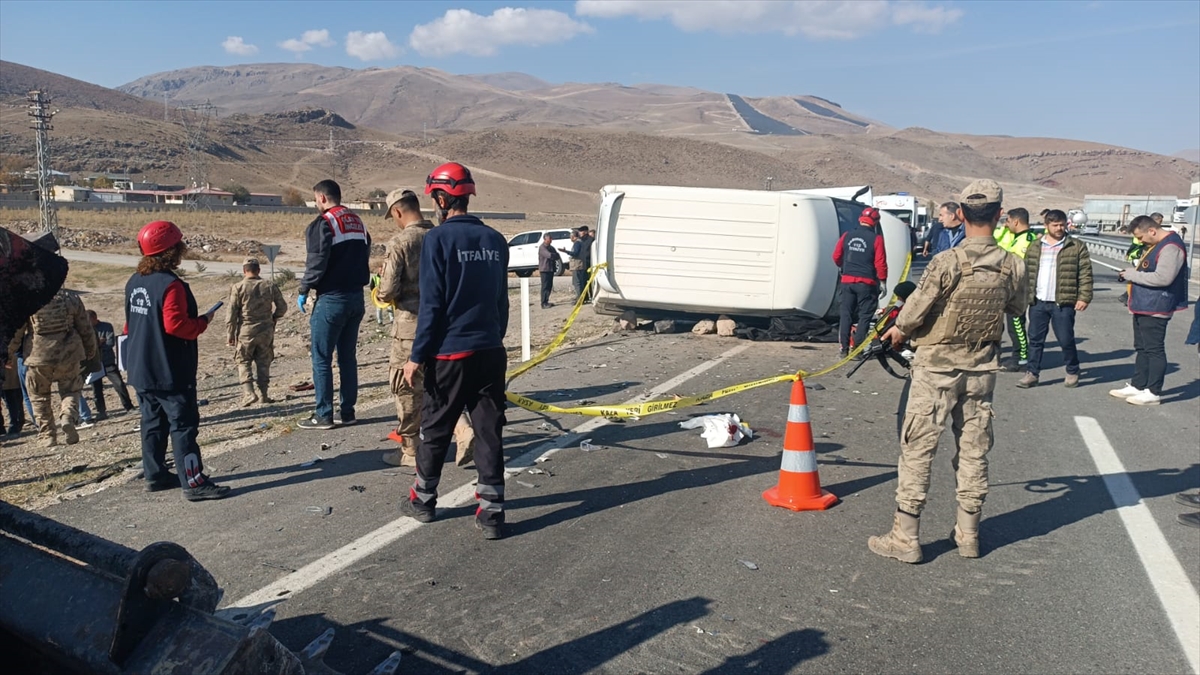 Ağrı'da otomobille çarpışan minibüsün sürücüsü öldü, 2 kişi ağır yaralandı