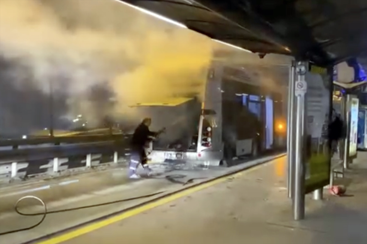 Eyüpsultan'da metrobüste çıkan yangın söndürüldü