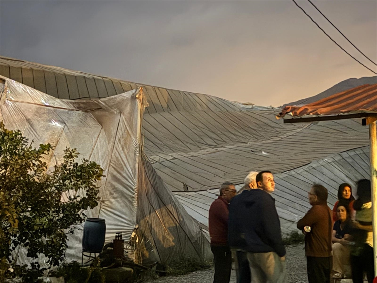 Mersin'de oluşan hortum seralara zarar verdi