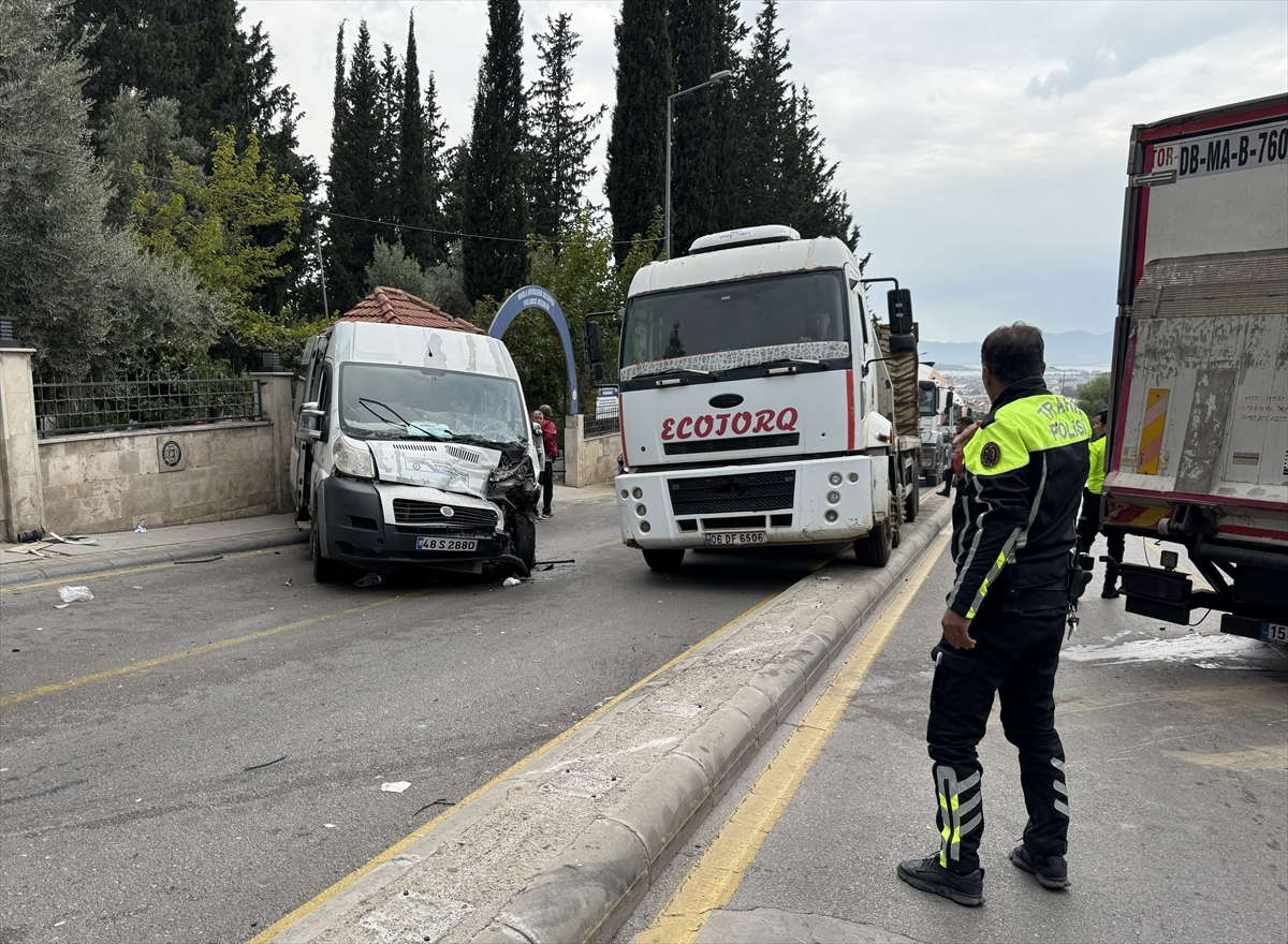 Muğla'da kamyon ile öğrenci servisi çarpıştı, 22 kişi yaralandı