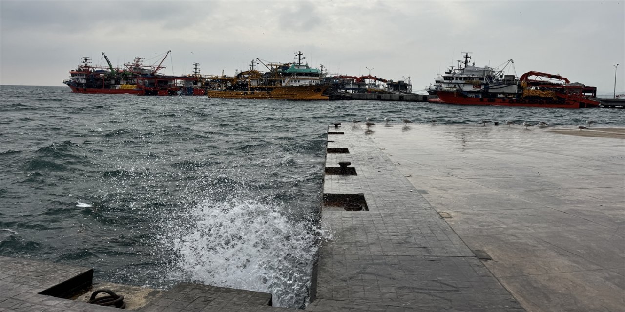 Karadeniz’de iki gündür etkili olan sert rüzgar Sinop’ta balıkçıları limana hapsetti, av sezonu durma noktasına geldi