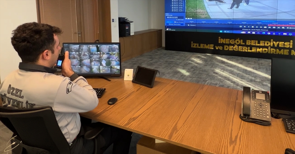 Bursa'da zabıta ekipleri çekirdek kabuklarını yere atanlara temizlik yaptırdı