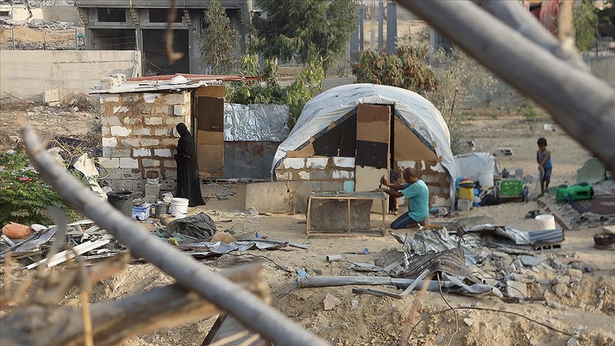 Gazzeliler, enkazlardan çıkardıkları malzemelerle İsrail’in yıktıklarını yeniden inşa ediyor
