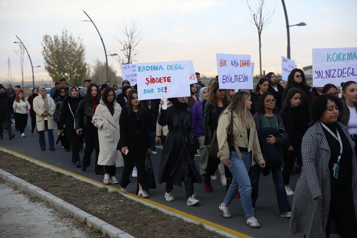 Erzurum'da öldürülen Nermin Tirit'in çalıştığı üniversitede yürüyüş düzenlendi