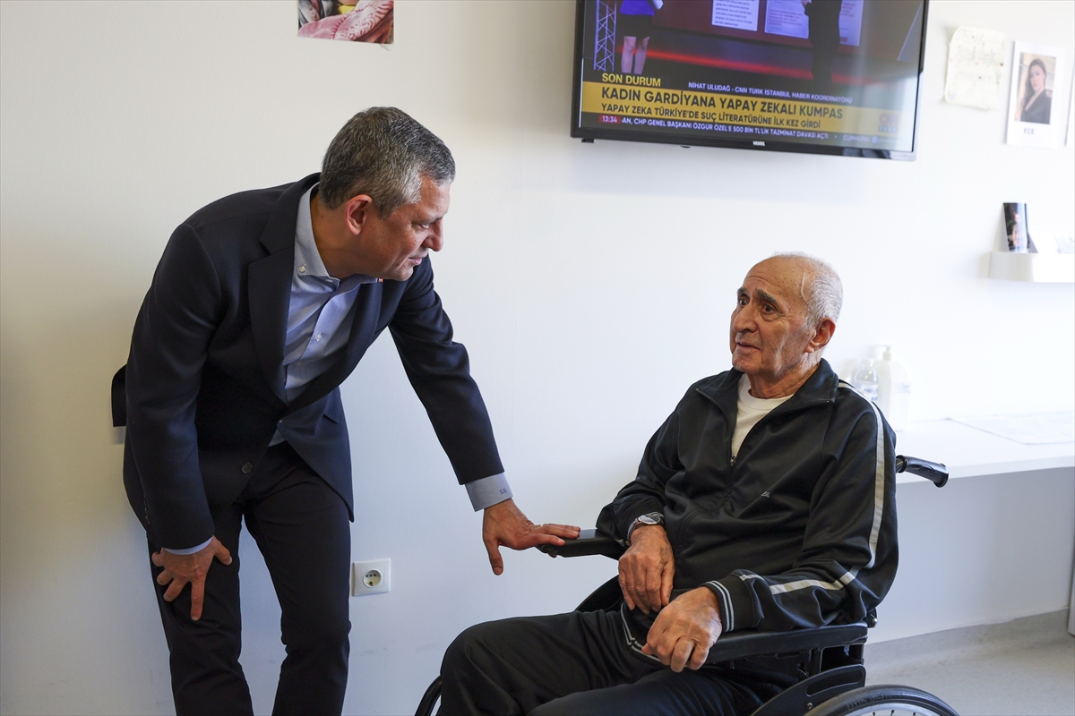 CHP Genel Başkanı Özel, Hikmet Çetin'i tedavi gördüğü hastanede ziyaret etti