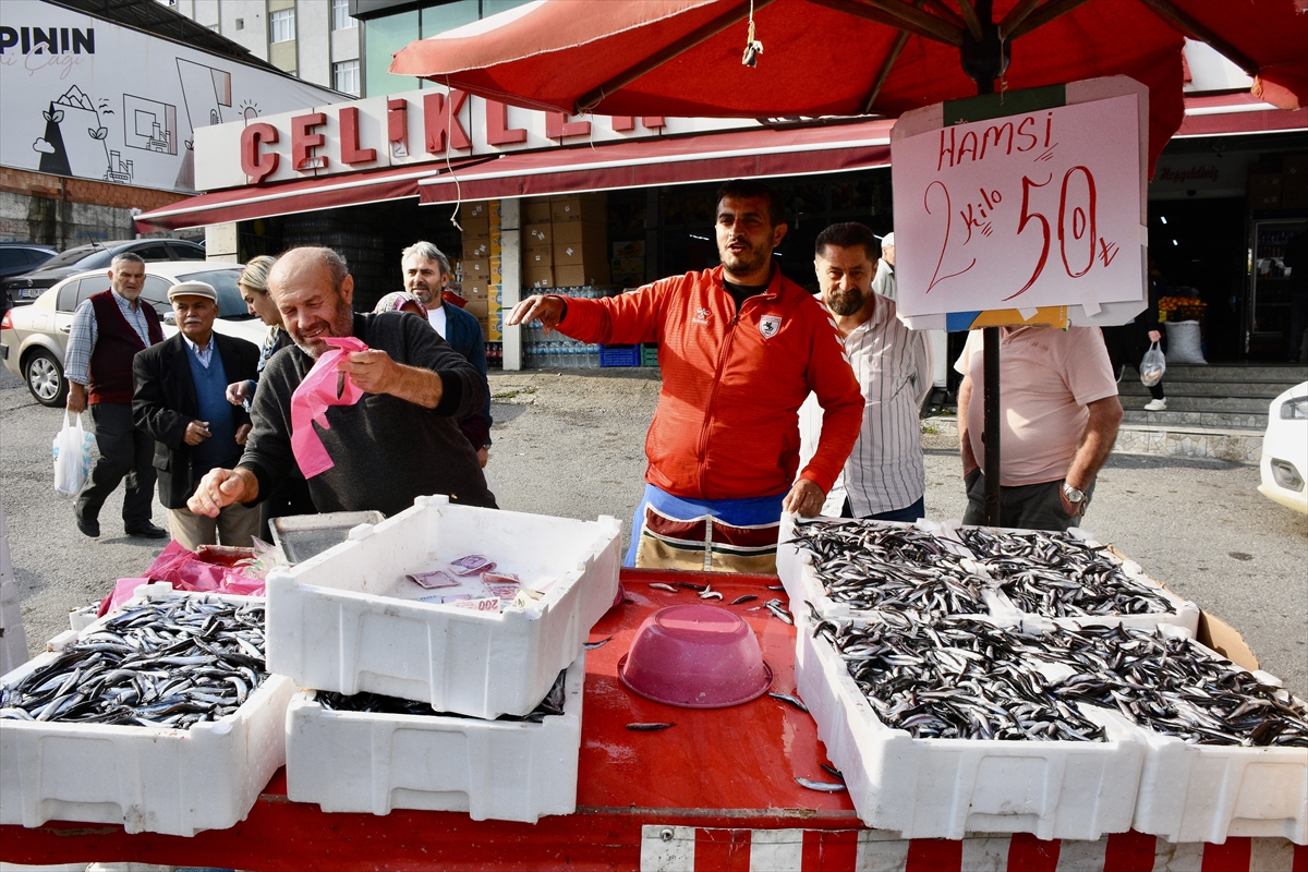 Samsunspor'un başarısını hamsiyi 25 liradan satarak kutladılar