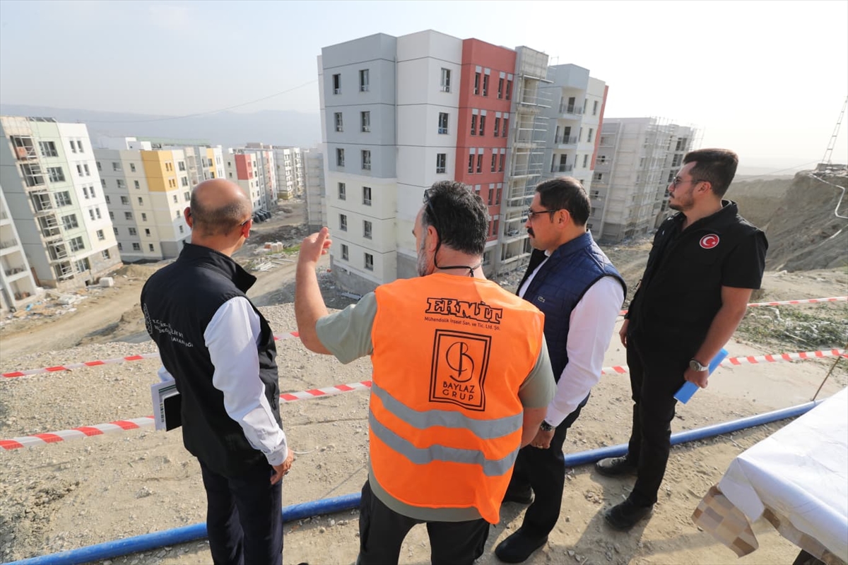 Hatay Defne'de afet konutları ve ticaret merkezlerinin yapımı sürüyor