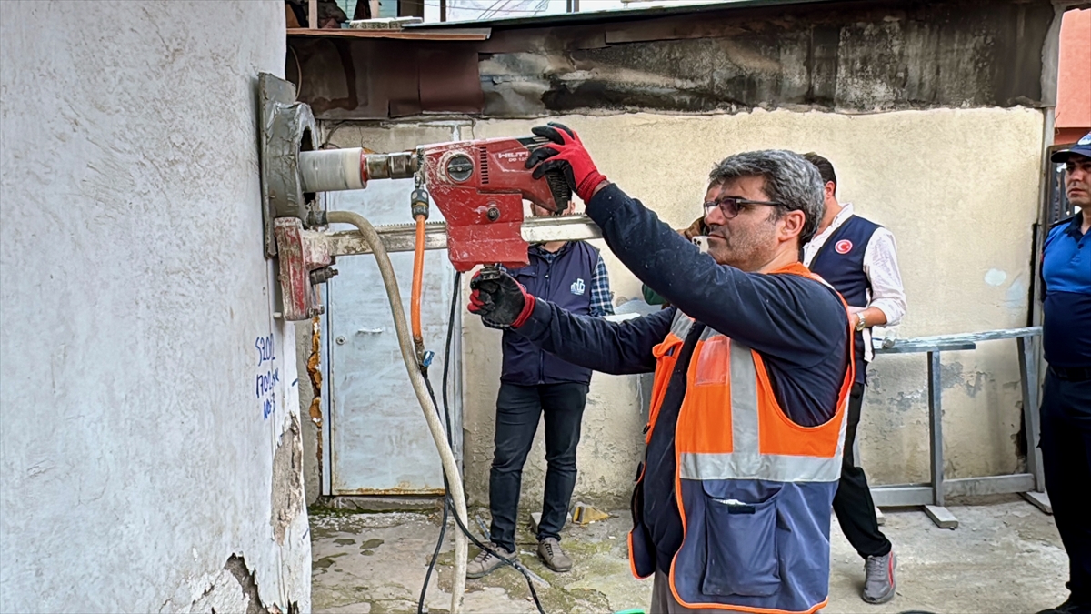 Kocaeli'de 7 katlı apartmanın çöktüğü bölgede ekiplerin çalışmaları sürüyor