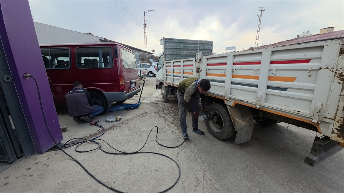 Amasya'da lastikçilerde kış lastiği mesaisi başladı