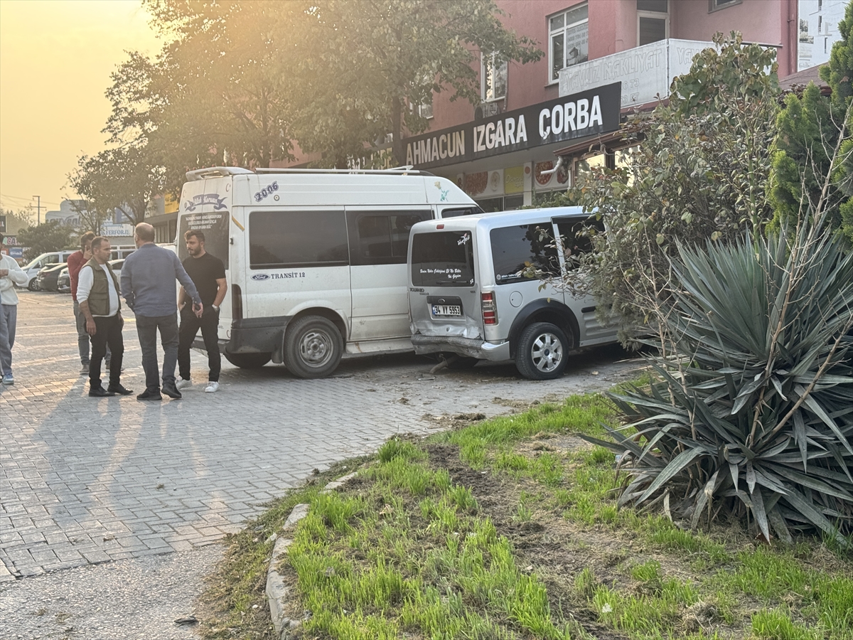 Kocaeli'de otomobil lokanta önündekilere çarptı, 1 kişi öldü, 3 kişi yaralandı