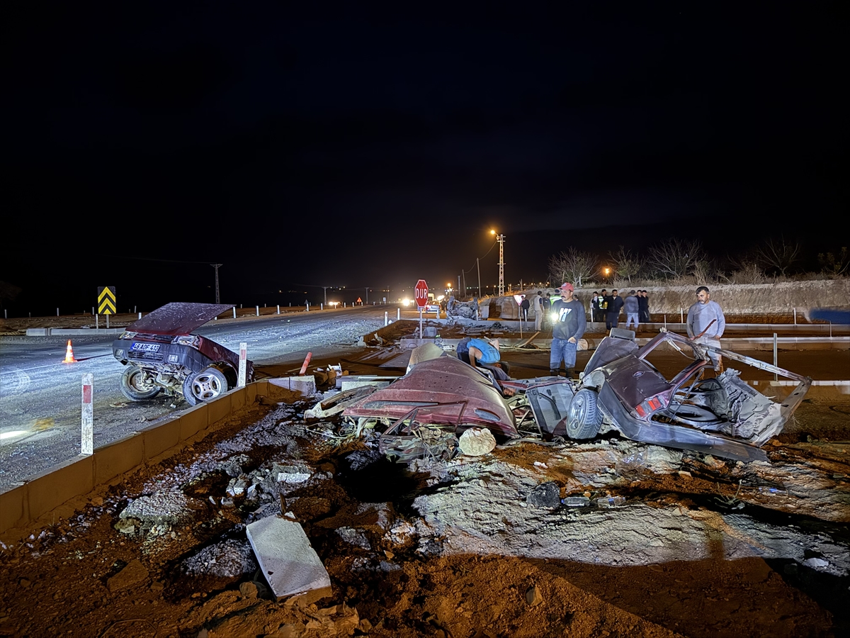 Kahramanmaraş'ta çarpışan iki otomobildeki 3 kişi yaralandı