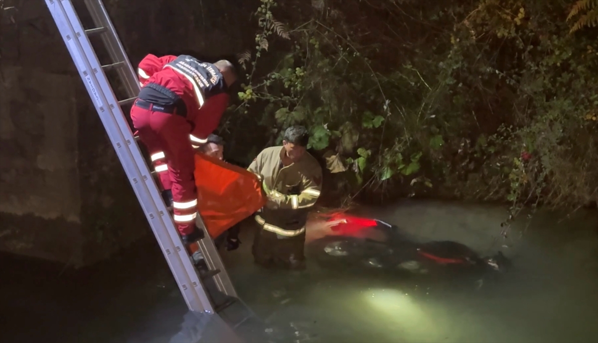 Bartın'da dere yatağına devrilen motosikletin sürücüsünü itfaiye kurtardı