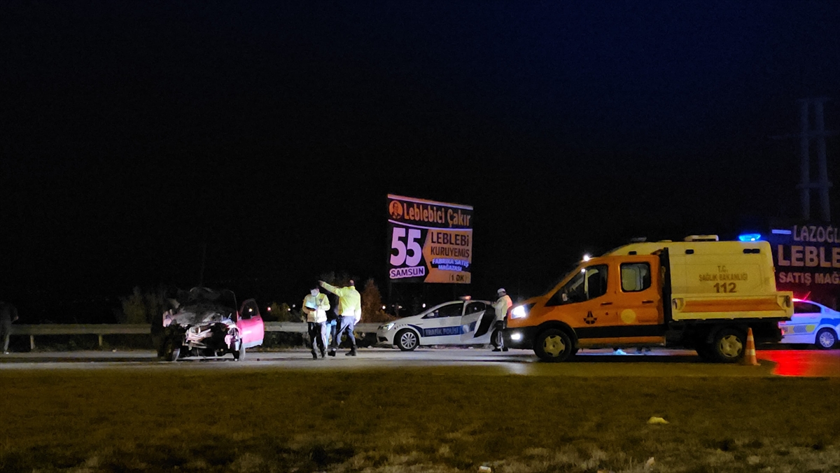 Çorum'da tırla çarpışan otomobildeki 2 kişi yaralandı