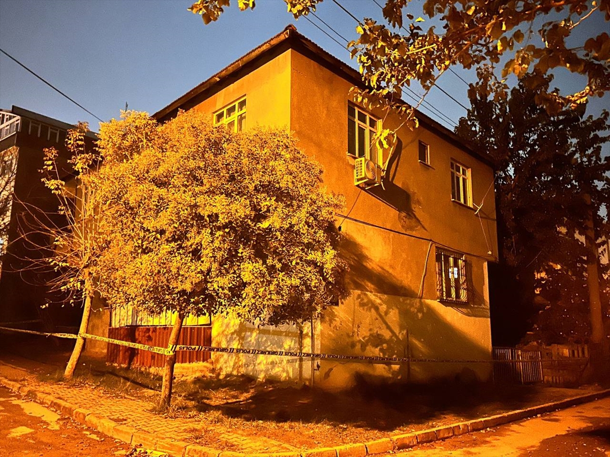 Kocaeli'de kolonlarında çatlak oluşan bina boşaltıldı