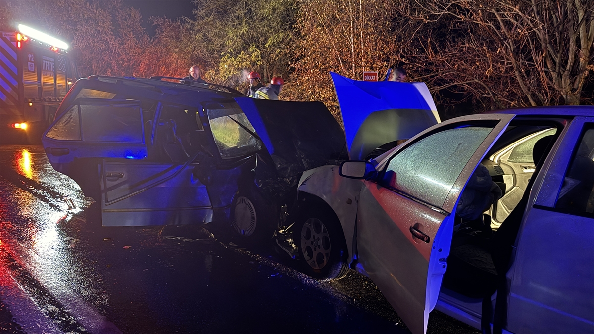 Eskişehir'de 2 otomobilin çarpıştığı kazada 9 kişi yaralandı