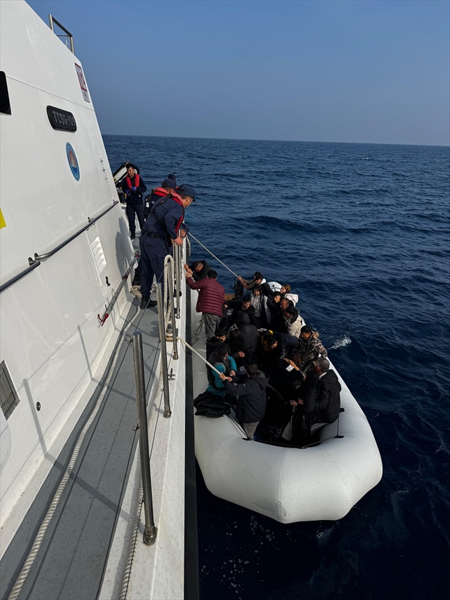 Seferihisar açıklarında 64 düzensiz göçmen kurtarıldı